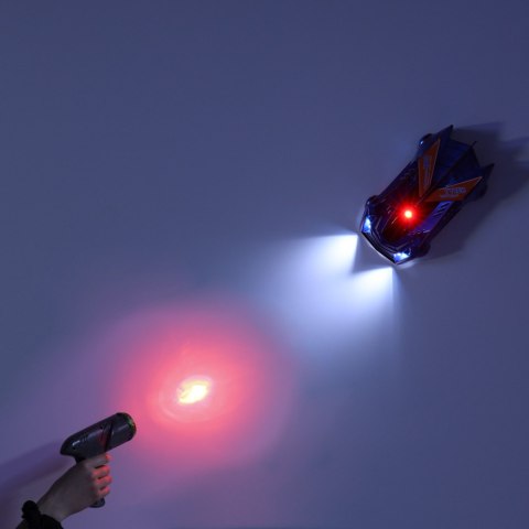 Samochód zdalnie sterowany na pilot laser jeździ po ścianie suficie szary